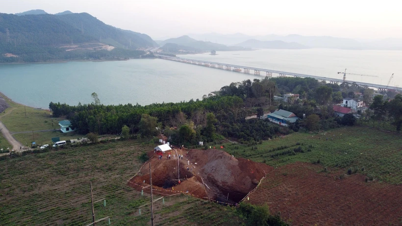 Dự án đường dây 500kV Quỳnh Lưu – Thanh Hóa dài khoảng 92 km với 200 vị trí móng cột, đi qua địa bàn tỉnh Nghệ An và Thanh Hóa. (Ảnh: Huy Hùng/TTXVN)