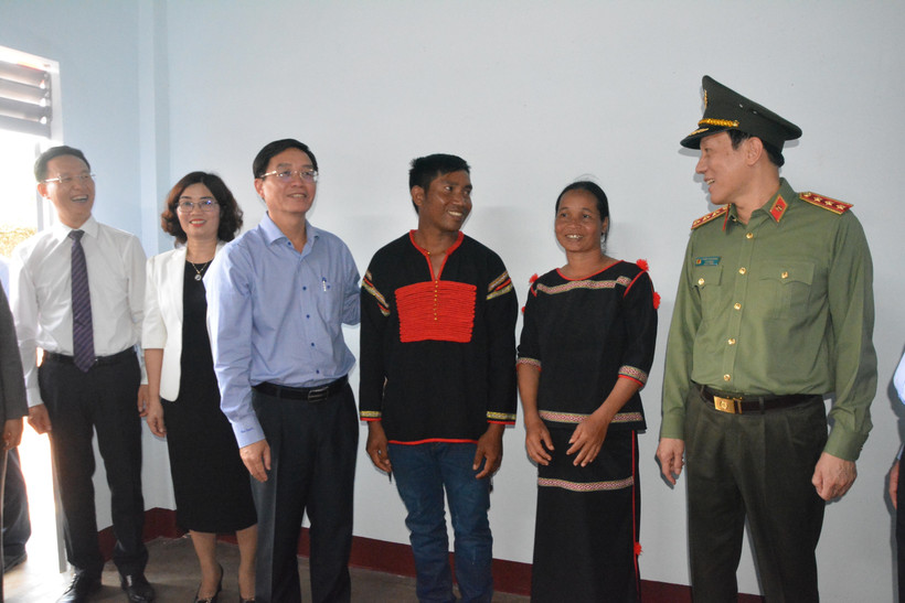 Bàn giao nhà cho hộ gia đình chị H Ngêh Êban, buôn Ea Sut, thị trấn Ea Pốk, huyện Cư M’gar. (Ảnh: Tuấn Anh/TTXVN)