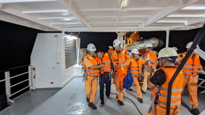 2 giờ 45 ngày 1/3, các nhân viên cứu nạn cùng bác sĩ đã tiếp cận được tàu BV 92446 TS, triển khai lên tàu thực hiện cấp cứu cho bệnh nhân và chuyển sang tàu cứu nạn chuyên dụng. (Ảnh: TTXVN phát)