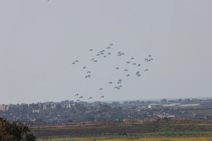 Hàng viện trợ nhân đạo được thả từ máy bay xuống cho Dải Gaza. (Ảnh: THX/TTXVN))