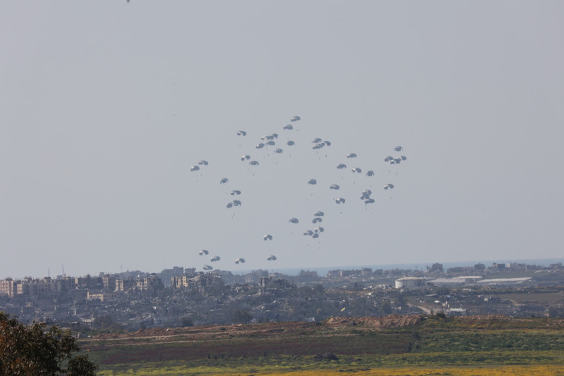 Hàng viện trợ nhân đạo được thả từ máy bay xuống cho Dải Gaza. (Ảnh: THX/TTXVN))