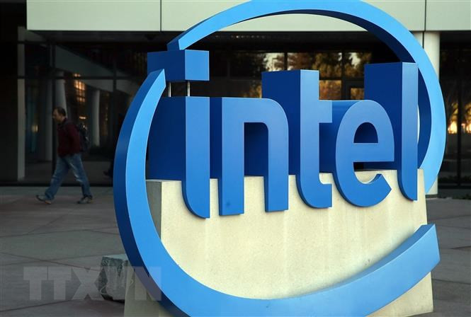 Biểu tượng Intel tại trụ sở của hãng ở Santa Clara, bang California, Mỹ. (Ảnh: AFP/TTXVN) 