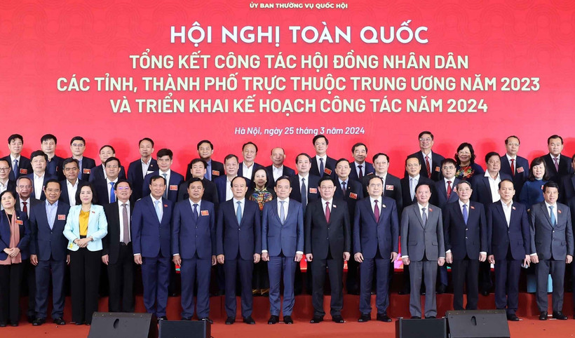 Chủ tịch Quốc hội Vương Đình Huệ với Trưởng đoàn đại biểu Hội đồng nhân dân các tỉnh, thành phố trực thuộc Trung ương tham dự hội nghị. (Ảnh: Nhan Sáng/TTXVN)