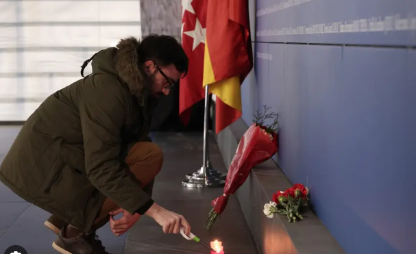 Người dân dâng hoa và thắp nến tưởng niệm các nạn nhân của vụ tấn công khủng bố .(Nguồn: The Local Spain)