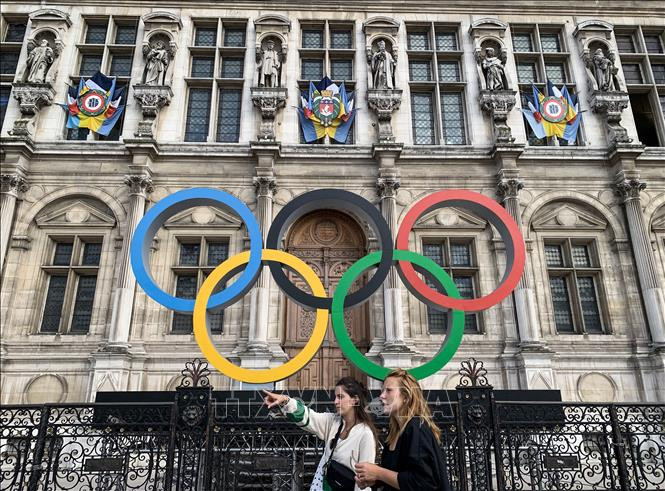 Biểu tượng Olympic tại Paris, Pháp. (Ảnh: AFP/TTXVN)