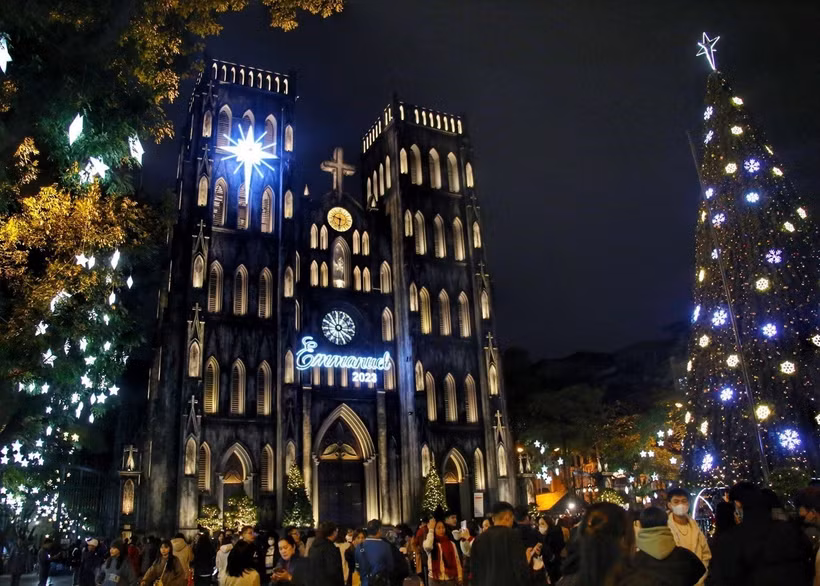 Nhà thờ Lớn Hà Nội rực rỡ trước thềm Giáng sinh, thu hút đông đảo người dân tới dạo chơi. (Ảnh: Tuấn Đức/TTXVN)