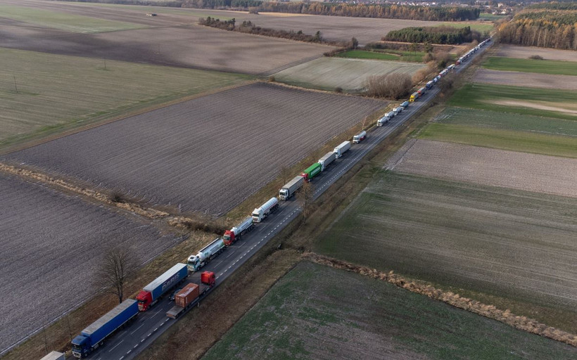 Xe tải xếp hàng dài tại cửa khẩu biên giới Ba Lan-Ukraine ở Hrebenne, Đông Nam Ba Lan, ngày 27/11/2023. (Ảnh: PAP/TTXVN)