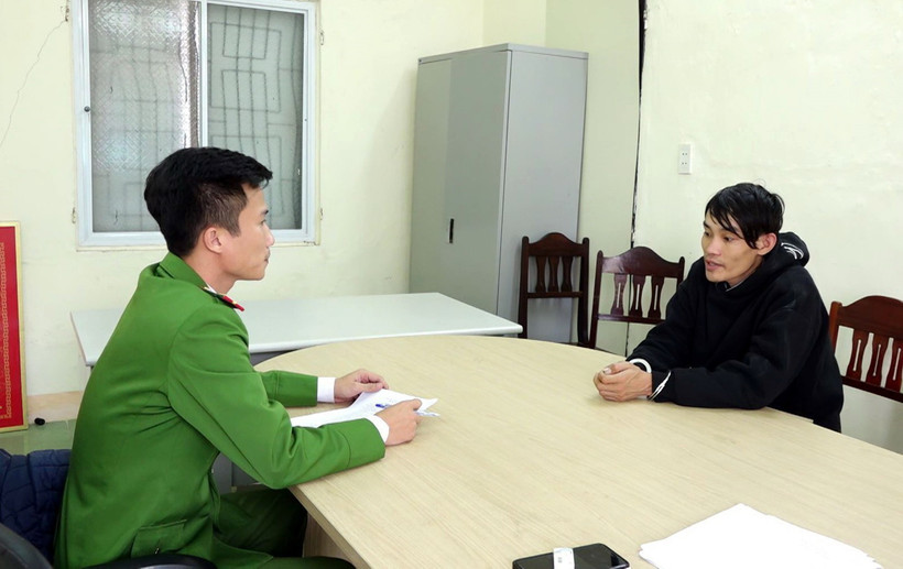 Đối tượng Trần Văn Lợi làm việc với cơ quan Công an. (Ảnh: TTXVN phát)