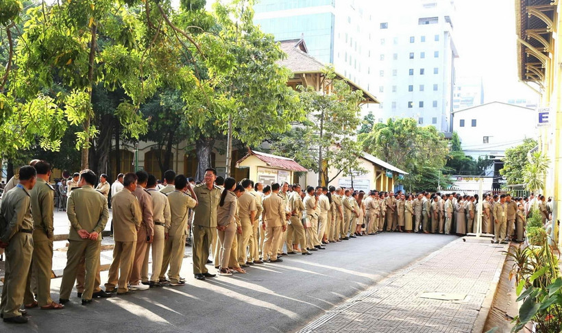 Các cử tri xếp hàng bỏ phiếu bầu cử Thượng viện Campuchia khóa V, sáng 25/2. (Ảnh: Hoàng Minh/TTXVN)