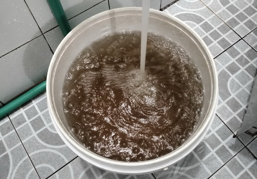 Trong 2 ngày 28-29/2, nước sinh hoạt của nhiều hộ dân ở thành phố Đồng Xoài biến thành màu đen. (Ảnh: TTXVN phát)