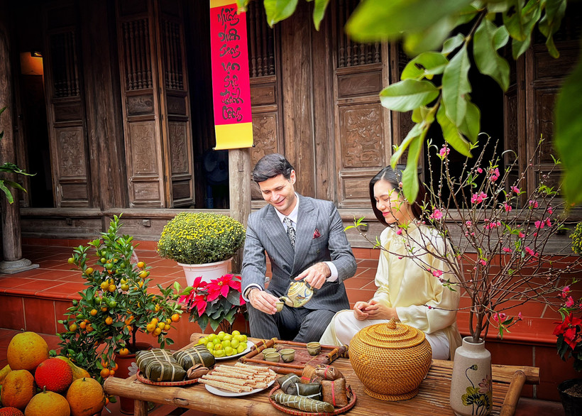 Charlie Win (Mỹ), Đại sứ Câu lạc bộ Du lịch Thủ đô thích thú trải nghiệm không khí mừng Xuân mới trong không gian nhà cổ Bắc bộ. (Ảnh: Mai Mai/Vietnam+)