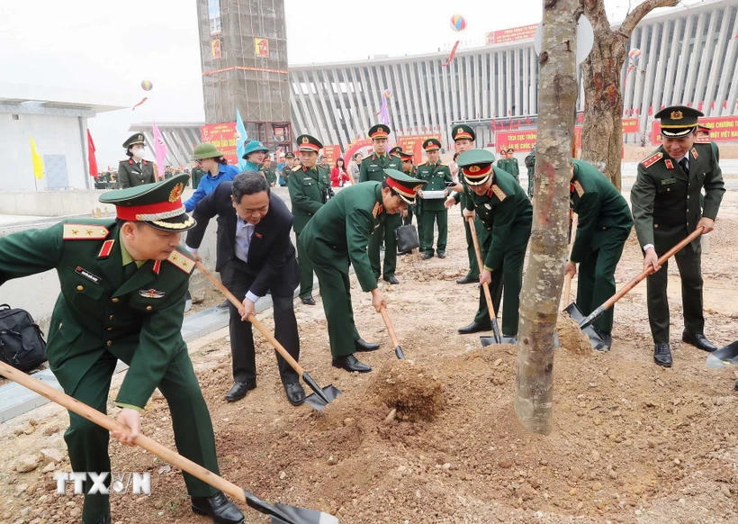 Phó Chủ tịch Thường trực Quốc hội Trần Thanh Mẫn, Đại tướng Phan Văn Giang, Bộ trưởng Bộ Quốc phòng, Đại tướng Lương Cường, Chủ nhiệm Tổng cục Chính trị Quân đội Nhân dân Việt Nam và các đại biểu tham gia trồng cây. (Ảnh: Trọng Đức/TTXVN)