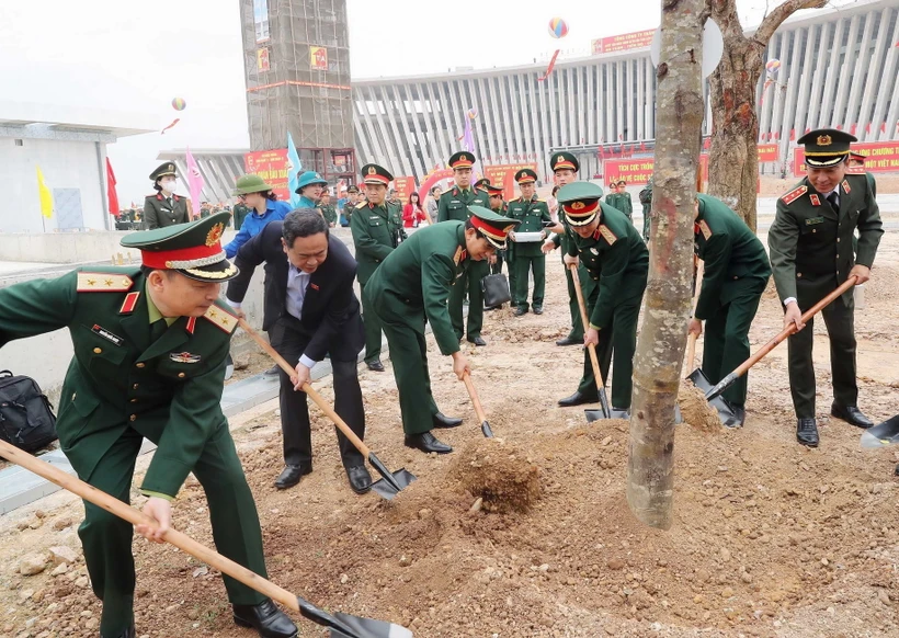 Phó Chủ tịch Thường trực Quốc hội Trần Thanh Mẫn, Đại tướng Phan Văn Giang, Bộ trưởng Bộ Quốc phòng, Đại tướng Lương Cường, Chủ nhiệm Tổng cục Chính trị Quân đội Nhân dân Việt Nam và các đại biểu tham gia trồng cây. (Ảnh: Trọng Đức/TTXVN)