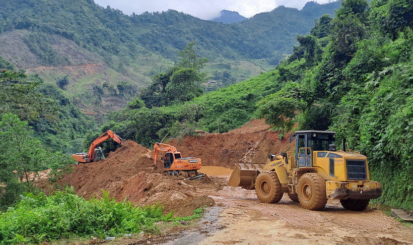 Các phương tiện máy móc tập trung xử lý hàng ngàn mét khối bùn đất trong vụ sạt lở ở Hà Giang. (Ảnh Đức Thọ/TTXVN)