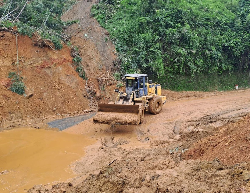 Các phương tiện máy móc tập trung xử lý hàng ngàn mét khối bùn đất trong vụ sạt lở ở Hà Giang. (Ảnh Đức Thọ/TTXVN)