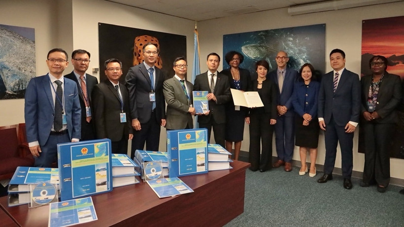 Đoàn công tác của Bộ Ngoại giao tại buổi Đệ trình Ranh giới thềm lục địa mở rộng ngoài 200 hải lý ở Khu vực Giữa Biển Đông lên Ủy ban Ranh giới Thềm lục địa Liên hợp quốc (CLCS).