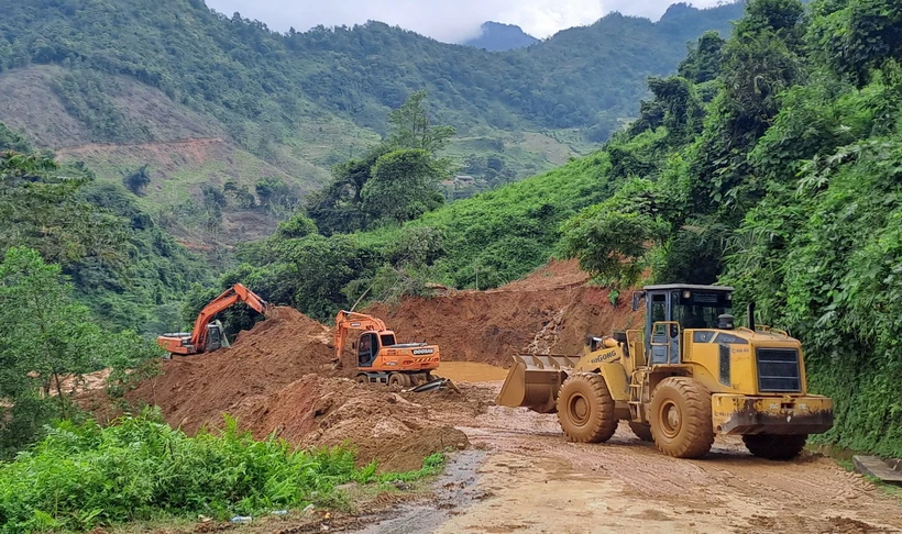 Các phương tiện máy móc tập trung xử lý hàng ngàn mét khối bùn đất trong vụ sạt lở ở Hà Giang. (Ảnh Đức Thọ/TTXVN)