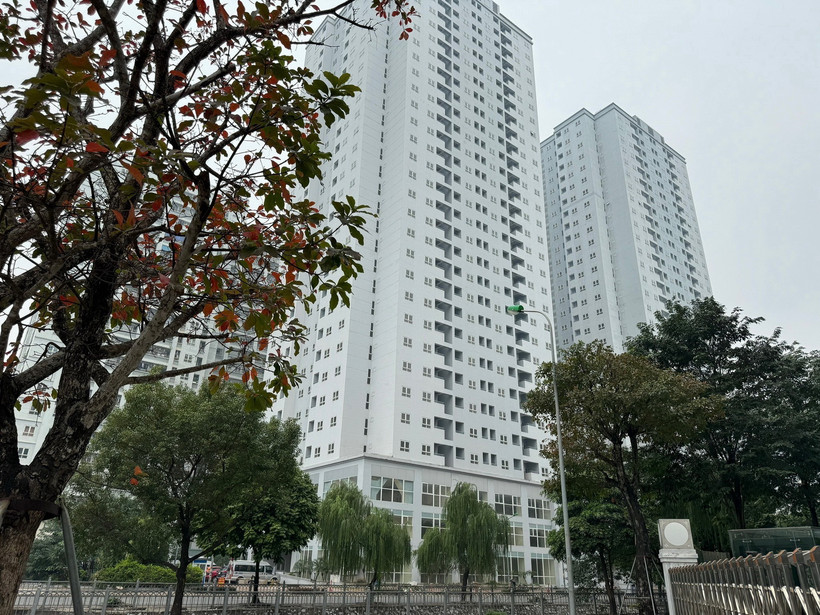 Hai tòa tái định cư 30T Khu tái định cư Nam Trung Yên (phố Nguyễn Chánh, quận Cầu Giấy) đang được bàn giao, chưa có sổ hồng cũng giao dịch với giá từ 43-45 triệu đồng/m2. (Ảnh: Minh Nghĩa/TTXVN)