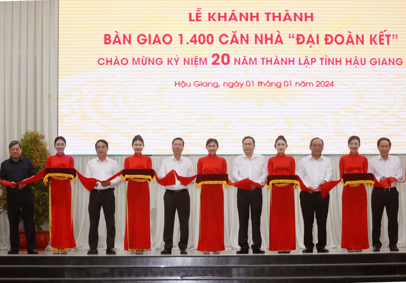 Chủ tịch nước Võ Văn Thưởng và các đại biểu thực hiện nghi thức bàn giao 1.400 căn nhà Đại đoàn kết tỉnh Hậu Giang. (Ảnh: Thống Nhất/TTXVN)