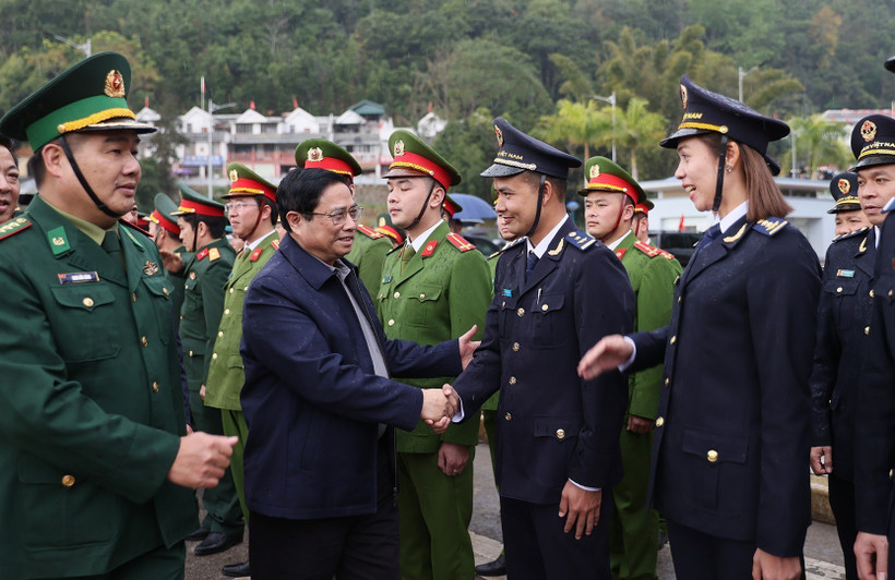 Thủ tướng Phạm Minh Chính thăm, chúc Tết các lực lượng đang thực hiện nhiệm vụ tại Cửa khẩu Quốc tế Trà Lĩnh. (Ảnh: Dương Giang/TTXVN)