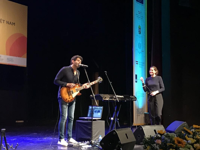 Hai nghệ sỹ electro pop cháy hết mình trên sân khấu Nhà hát Tuổi trẻ. (Ảnh: Pv/Vietnam+)