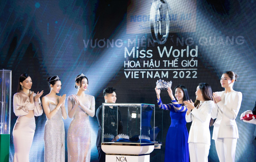 Ban tổ chức công bố vương miện dành cho tân hoa hậu. (Ảnh: CTV/Vietnam+)