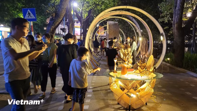 Không gian trưng bày từ tre với tạo hình hấp dẫn ven hồ Hoàn Kiếm tại Lễ hội Thiết kế sáng tạo Hà Nội năm 2022. (Ảnh: Minh Anh/Vietnam+)