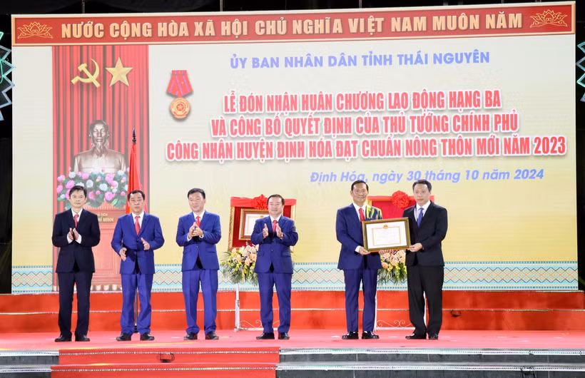 Chủ tịch Ủy ban Nhân dân tỉnh Thái Nguyên trao Quyết định của Thủ tướng Chính phủ công nhận huyện Định Hóa đạt chuẩn Nông thôn mới năm 2023. (Ảnh: Trần Trang/TTXVN)