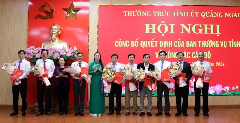 Ủy viên Trung ương Đảng, Bí thư Tỉnh ủy, Chủ tịch HĐND tỉnh Bùi Thị Quỳnh Vân và Phó Bí thư Tỉnh ủy Đinh Thị Hồng Minh trao quyết định và tặng hoa chúc mừng các cán bộ được điều động, luân chuyển. (Nguồn: Báo Quảng Ngãi)