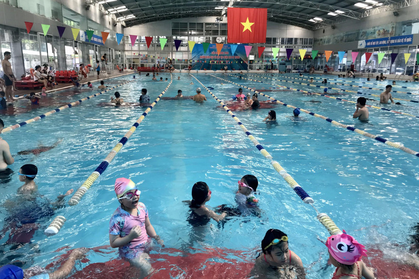 Bơi lội là một trong những môn thể thao thu hút nhiều đối tượng tham gia trong mùa nắng nóng. (Ảnh: Việt Anh/Vietnam+)