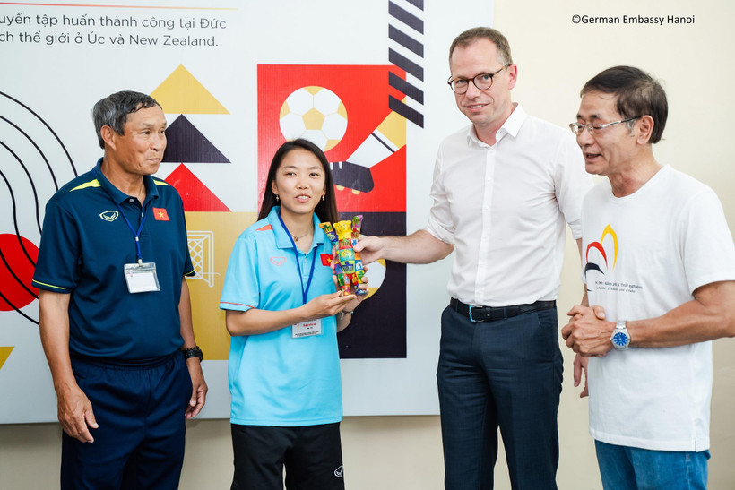 Phó Đại sứ Simon Kreye (thứ 3 từ trái qua) tặng quà cho Đội tuyển Nữ Việt Nam. (Ảnh: GermanEmbassyHanoi)