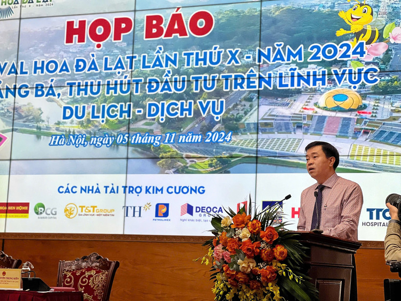 Ban tổ chức giới thiệu về chương trình lễ hội tại họp báo. (Ảnh: Mai Mai/Vietnam+)