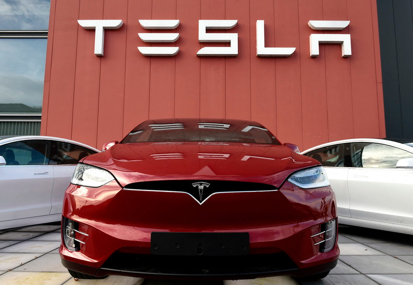 Các mẫu xe tại phòng trưng bày của Tesla ở Amsterdam, Hà Lan. (Ảnh: AFP/TTXVN)