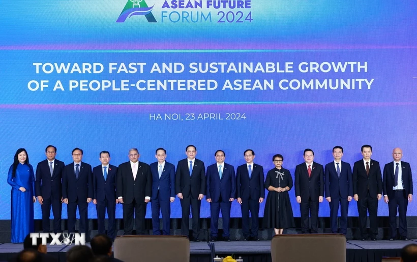 Thủ tướng Phạm Minh Chính và Thủ tướng Lào Sonexay Siphandone cùng trưởng đoàn các nước ASEAN tham dự Diễn đàn Tương lai ASEAN 2024. (Ảnh: Dương Giang/TTXVN)