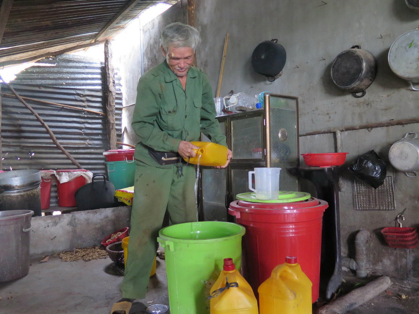 Ông Huỳnh Xuân Ba (thôn 2, xã Hòa Bình, thành phố Kon Tum) phải đi xin nước từ các hộ còn nước để tích lũy sử dụng. (Ảnh: Dư Toán/TTXVN)