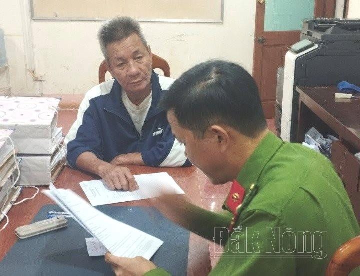 Cán bộ công an làm việc với đối tượng Trần Văn Tuyên. (Nguồn: Báo Đắk Nông)