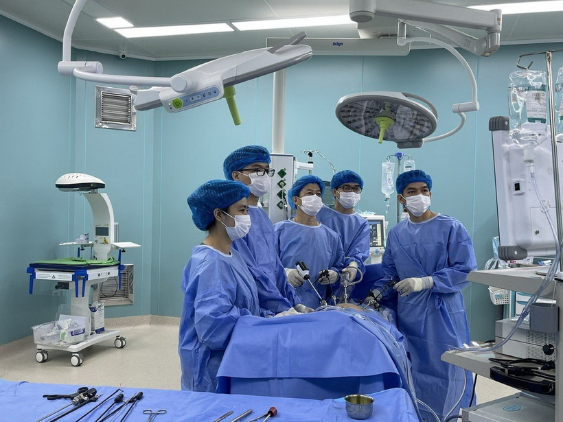 Các y, bác sỹ Bệnh viện Đại học Y Dược Buôn Ma Thuột (Đắk Lắk) tiến hành phẫu thuật nội soi cắt tuyến tiền liệt tận gốc cho bệnh nhân. (Ảnh: TTXVN phát)