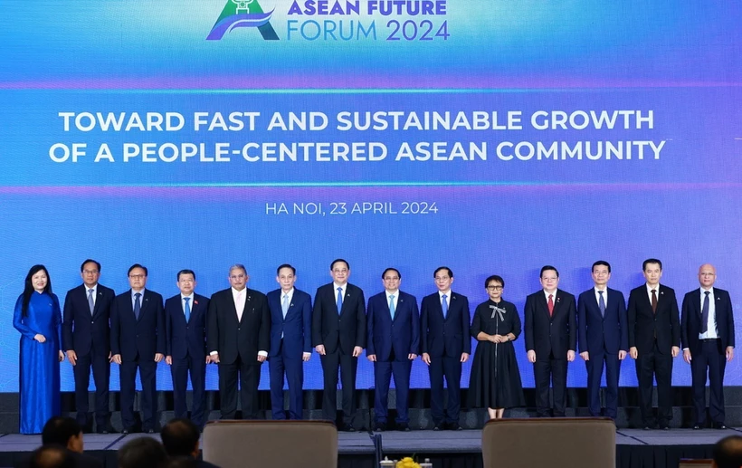 Thủ tướng Phạm Minh Chính và Thủ tướng Lào Sonexay Siphandone cùng trưởng đoàn các nước ASEAN tham dự Diễn đàn Tương lai ASEAN 2024. (Ảnh: Dương Giang/TTXVN)