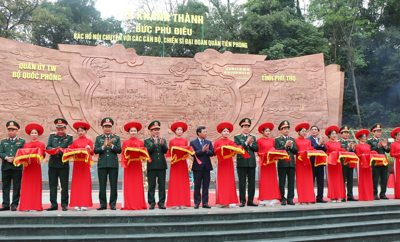 Cắt băng khánh thành bức phù điêu 'Bác Hồ nói chuyện với Đại đoàn quân Tiên Phong' tại Ngã 5 Đền Giếng. (Ảnh: Tạ Toàn/TTXVN)