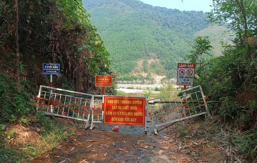 Lắp đặt hàng rào, biển cấm tại đường xuống suối Vũng Bọt, thượng nguồn sông Cu Đê, thuộc xã Hòa Bắc, huyện Hòa Vang, thành phố Đà Nẵng. (Ảnh: Quốc Dũng/TTXVN)