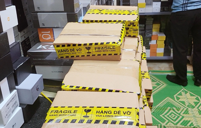 Một phần hàng hóa là tang vật vụ án. (Ảnh: Công Tường/TTXVN)