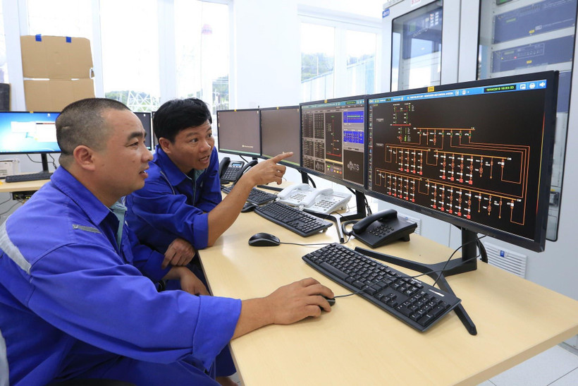 Công nhân Công ty Thủy điện Đa Nhim-Hàm Thuận-Đa Mi (DHD) kiểm tra thông số kỹ thuật thiết bị trạm biến áp 110kV dự án điện mặt trời Đa Mi. (Ảnh: Ngọc Hà/TTXVN)