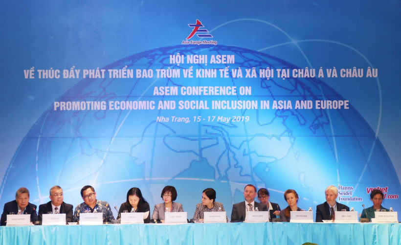 Nhóm đại biểu điều hành Hội nghị tại phiên bế mạc. (Ảnh: Tiên Minh/TTXVN)