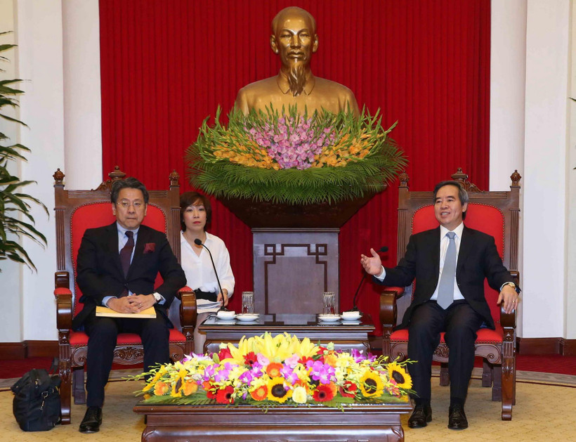 Ông Nguyễn Văn Bình, Ủy viên Bộ Chính trị, Bí thư Trung ương Đảng, Trưởng ban Kinh tế Trung ương tiếp ông Tadashi Maeda, Thống đốc Ngân hàng Hợp tác Quốc tế Nhật Bản (JBIC). (Ảnh: Phương Hoa/TTXVN)