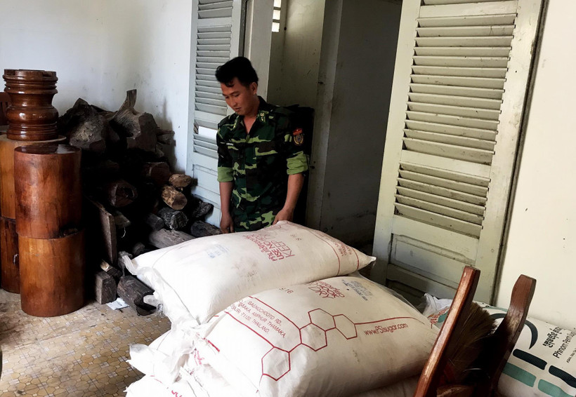 Chiến sỹ Đồn Biên phòng Cửa khẩu quốc tế Tịnh Biên kiểm đếm tang vật. (Ảnh: Công Mạo/TTXVN)