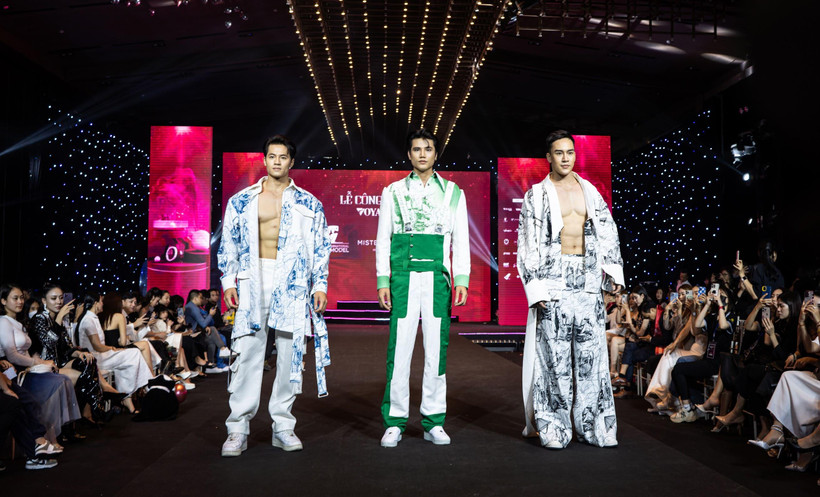 Những "quý ông" Việt Nam từng đăng quang các cuộc thi sắc đẹp trong nước và quốc tế dành cho phái mạnh trình diễn tại lễ công bố Mister Grand International 2023 diễn ra tối qua, ngày 2/4, tại Hà Nội. (Ảnh: BTC)