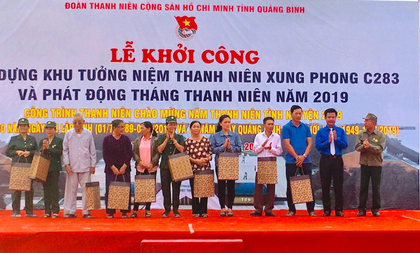 Ban Tổ chức trao tặng 10 suất quà cho thân nhân gia đình có người hy sinh trong vụ thảm sát ngày 13/01/1973. (Ảnh: Võ Dung/TTXVN)