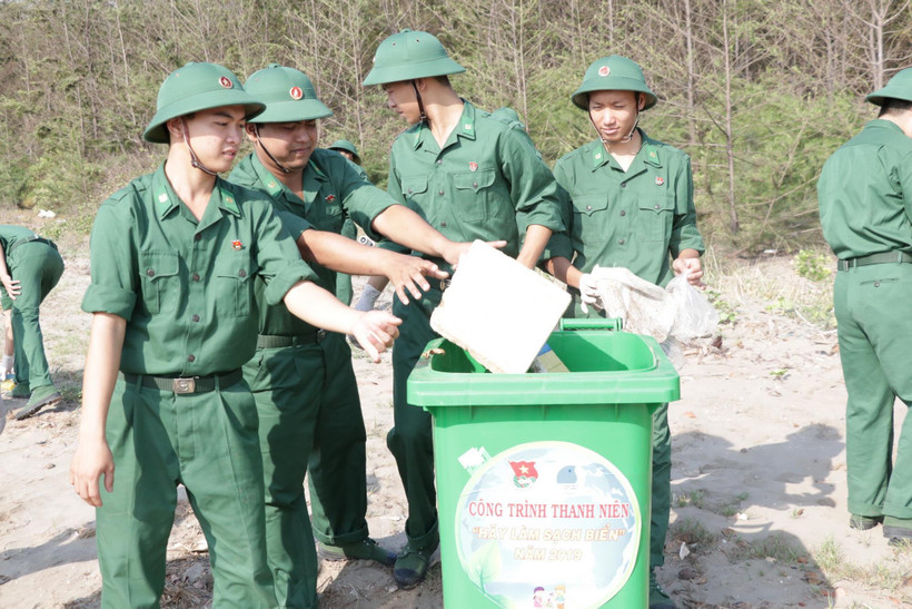 Bộ đội biên phòng tham gia dọn rác tại bãi biển. (Ảnh minh họa: Huỳnh Phúc Hậu/TTXVN)