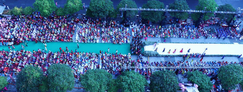 Màn đồng diễn áo dài thành hình cây đại thụ, thể hiện ý nghĩa về thành phố xanh, văn minh, yêu chuộc hòa bình và mến khách. (Ảnh: Gia Thuận/TTXVN)