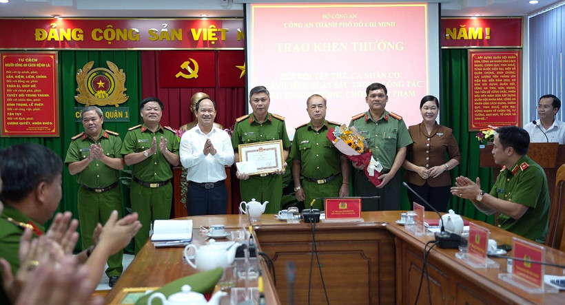Lãnh đạo Công an Thành phố Hồ Chí Minh và Ủy ban Nhân dân quận 1 khen thưởng các tập thể, cá nhân có thành tích xuất sắc. (Ảnh: TTXVN phát)